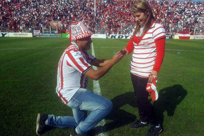 Le pidioacute casamiento en el medio de la cancha ante 20 mil hinchas