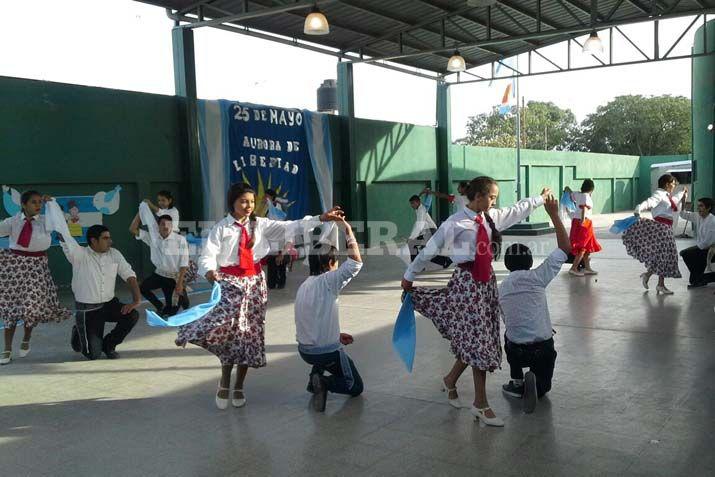 El colegio Madre Antula rindioacute un sentido homenaje a la patria