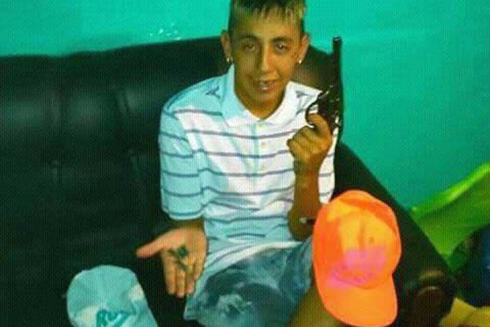 Indignacioacuten por pibe chorro que muestra lo que roba en Facebook