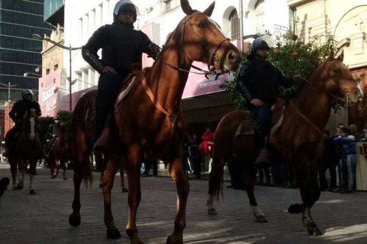 Emotivo desfile Ciacutevico Militar por el 25 de Mayo