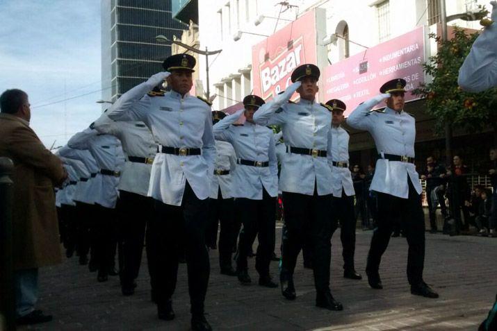 Emotivo desfile Ciacutevico Militar por el 25 de Mayo