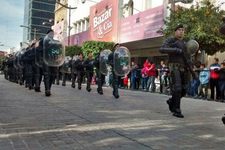 Emotivo desfile Ciacutevico Militar por el 25 de Mayo