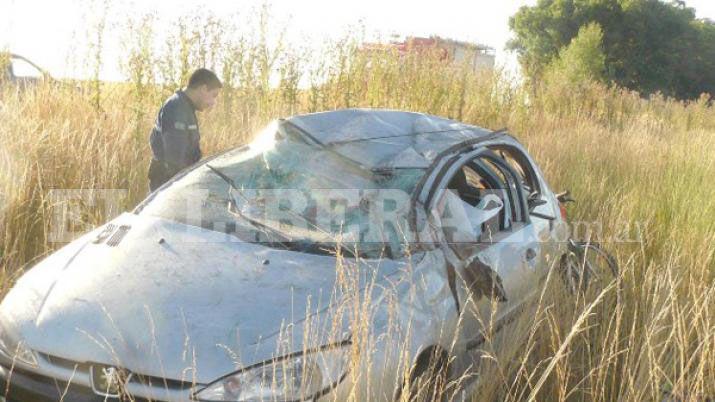 Automoacutevil rozoacute un camioacuten y terminoacute dando varios tumbos