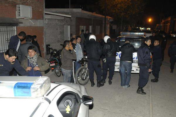 Menores en fiesta clandestina atacaron a la policiacutea