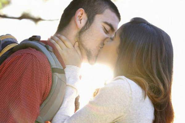 Ademaacutes del mate los profesionales  de la salud piden evitar besarse  para no contagiarse de la gripe A