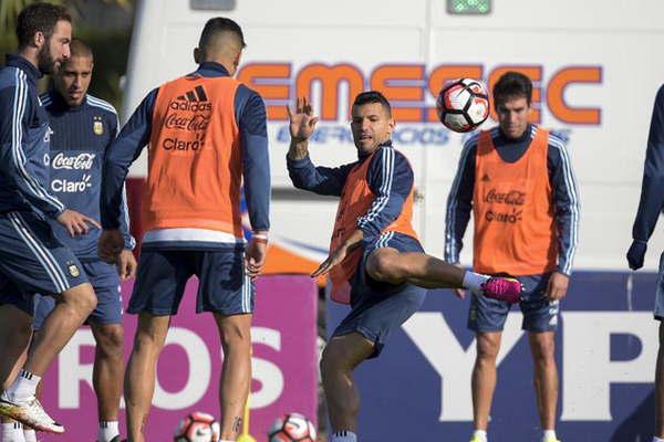 Martino proboacute a Higuaiacuten y Aguumlero en el ataque