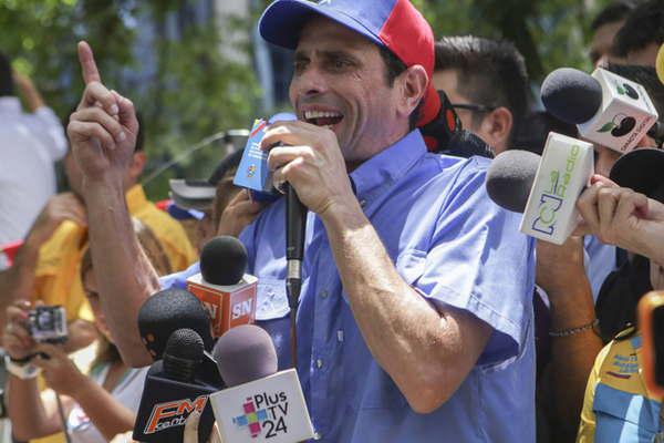 La oposicioacuten se manifestoacute en las calles y advirtioacute a los militares