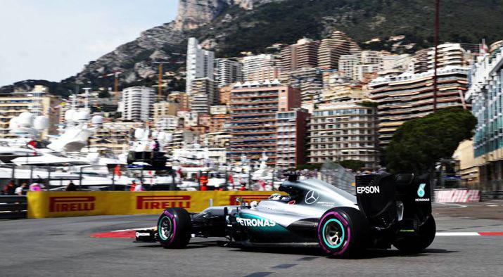 Hamilton domina los Libres 1 en Moacutenaco