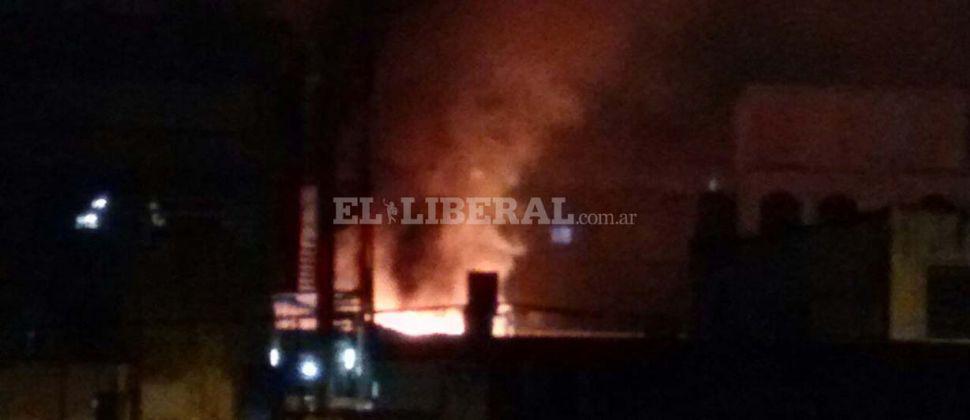 Bomberos de Capital y La Banda sofocaron las llamas en los locales de peatonal Tucumaacuten