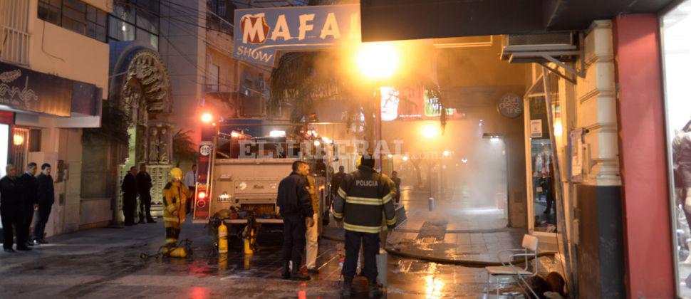 Bomberos de Capital y La Banda sofocaron las llamas en los locales de peatonal Tucumaacuten