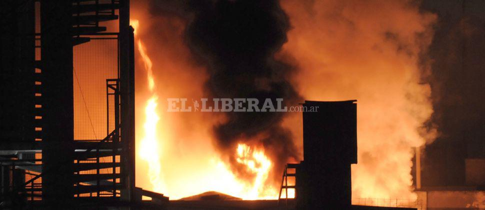 Bomberos de Capital y La Banda sofocaron las llamas en los locales de peatonal Tucumaacuten