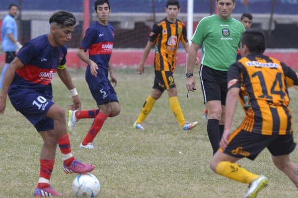 Guumlemes ganoacute con lo justo