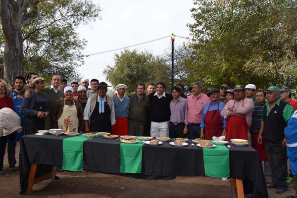 Maacutes de 5000 personas disfrutaron del asado con cuero y locro en Sumampa
