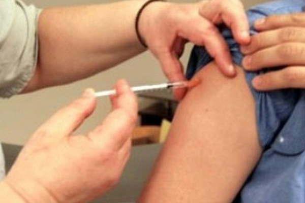 El ministro de Salud instoacute a la comunidad a no entrar en paacutenico y ocuparse