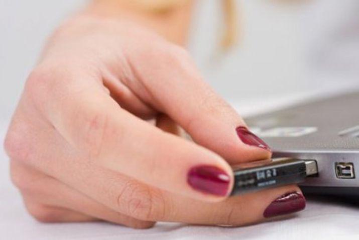 Escaacutendalo por una profesora que entregoacute un pendrive con fotos iacutentimas a sus alumnos