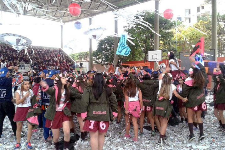 Colegio Franciscanas realizoacute la presentacioacuten de su buzo