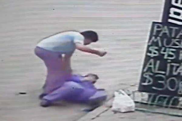 Un hombre atacoacute a golpes en plena calle al preceptor de su hijo