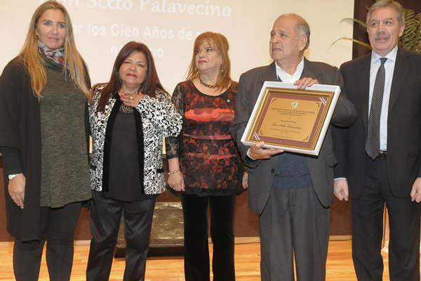 Brindaron un sentido homenaje a don Sixto Palavecino en el CCB