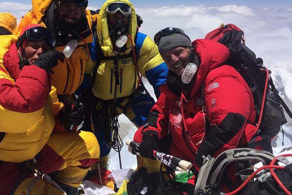 Arana llegoacute a la cumbre del Everest y se emocionoacute