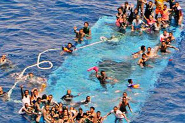 Buscan a cientos de migrantes naacuteufragos