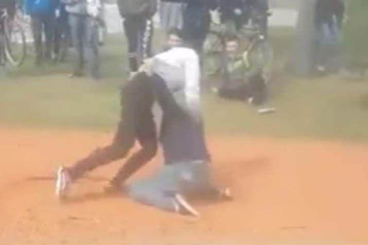 Estremecedor video de dos chicas peleando por un amor