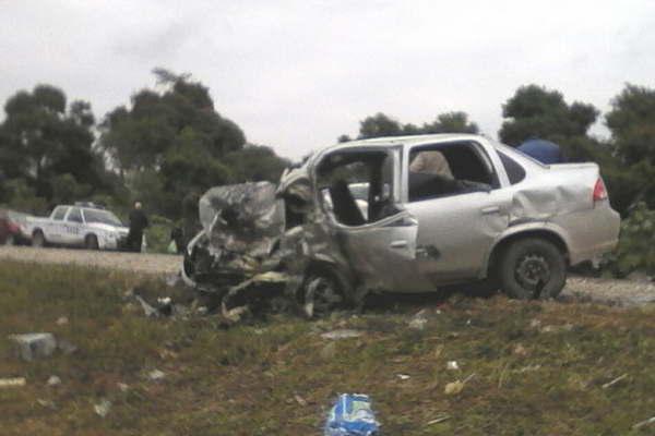 Cinco personas mueren en un brutal choque frontal de automoacuteviles 