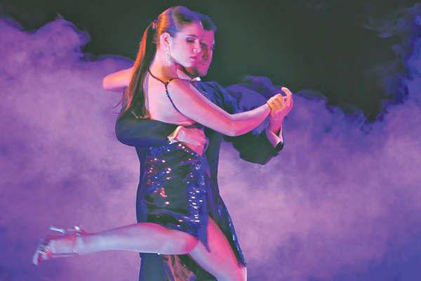 El Estudio de Danzas Folkloacutericas Argentinas y Latinoamericanas ofrecioacute un espectaacuteculo uacutenico en el teatro