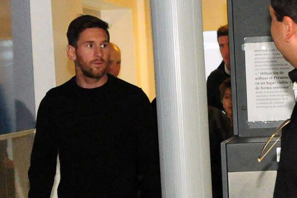 Lio Messi mejoroacute pero todaviacutea estaacute en veremos 