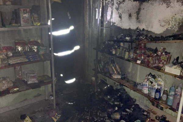 Un incendio consumioacute un local comercial loretano  y causoacute importantes peacuterdidas a sus propietarios 