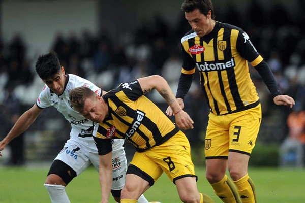 Ramoacuten Santamarina le dio una gran ayuda a Central Coacuterdoba al superar a All Boys