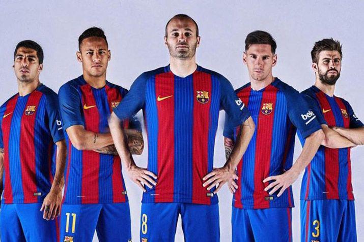 Barccedila presentoacute la nueva camiseta que usaraacute Messi