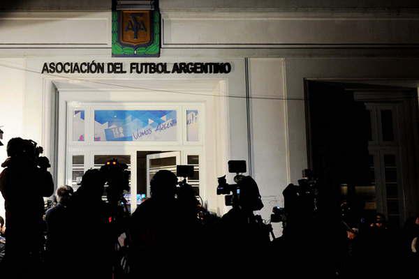 La AFA confirmoacute la suspensioacuten de las elecciones y se lanzaraacute la Superliga