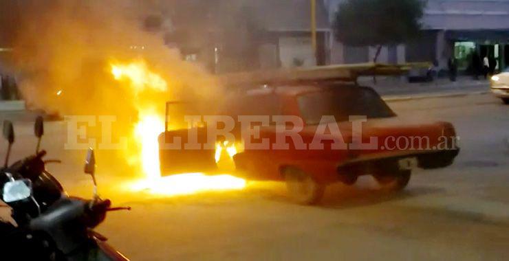 La Banda- Un auto se incendioacute y causoacute paacutenico en pleno centro