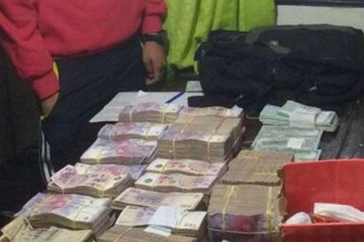 Evadioacute un control y arrojoacute dos bolsos con maacutes de un milloacuten de pesos
