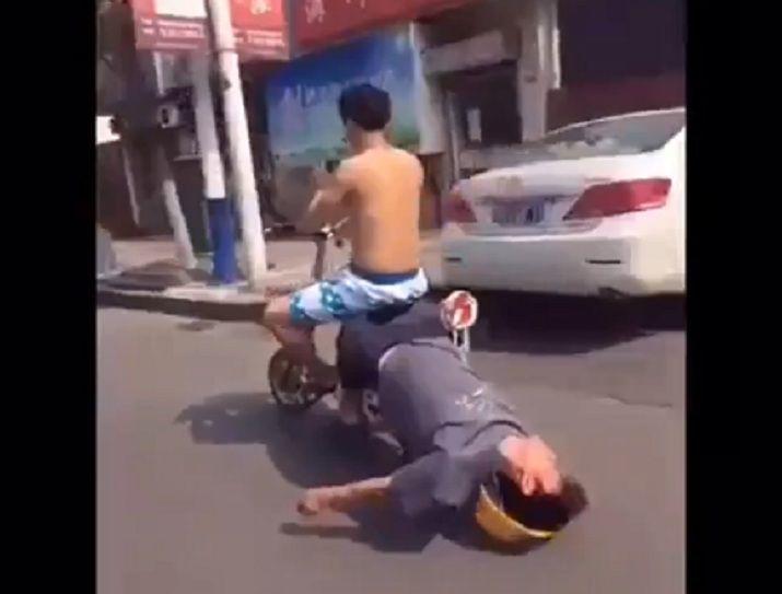 La peor manera de llevar a tu amigo borracho a casa