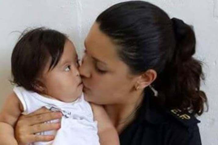 La policía junto a su bebé
