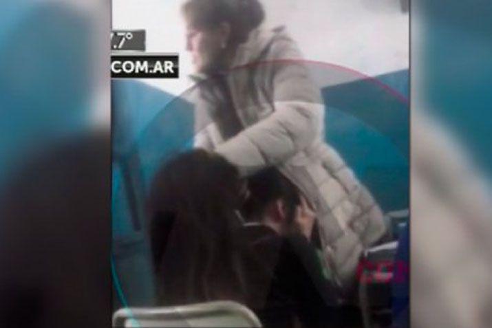 Escaacutendalo por una profesora que obligoacute a usar el pelo atado a una alumna