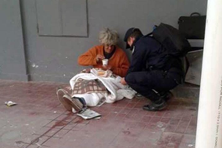 La conmovedora foto de un policiacutea y un mendigo