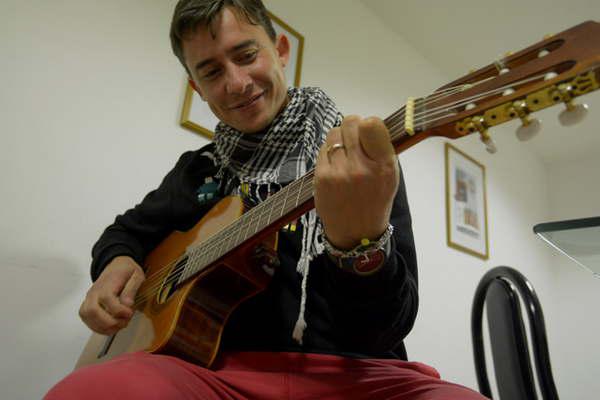 Diego Goacutemez un cantante bandentildeo que lleva en su sangre la muacutesica y la poesiacutea de su tierra