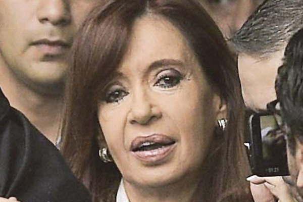 Aparecen documentos que probariacutean que los Kirchner y Laacutezaro Baacuteez eran socios