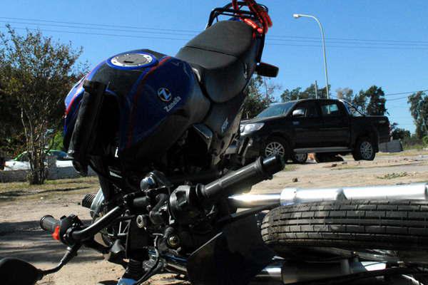 Motociclista se debate entre la vida y la muerte tras chocar con una camioneta