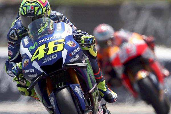 Valentino Rossi volvioacute a dominar a Marc Maacuterquez