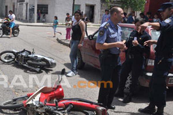Choque entre dos motocicletas dejoacute dantildeos materiales