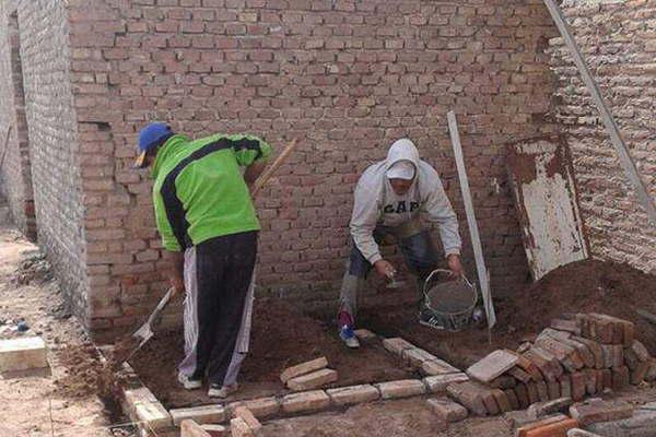 La comuna de Beltraacuten dio asistencia  a una familia afectada por un incendio