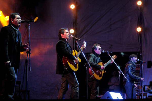 El grupo Los Nocheros soplaraacuten 30 velitas