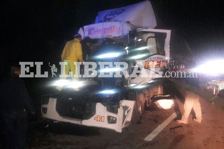 Choque en cadena rescatan a conductor atrapado entre los hierros retorcidos