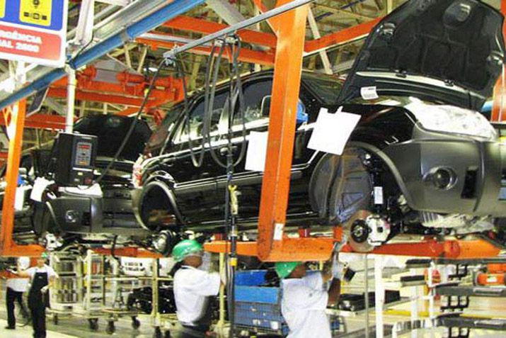 Extenderaacuten por un antildeo el pacto automotriz con Brasil