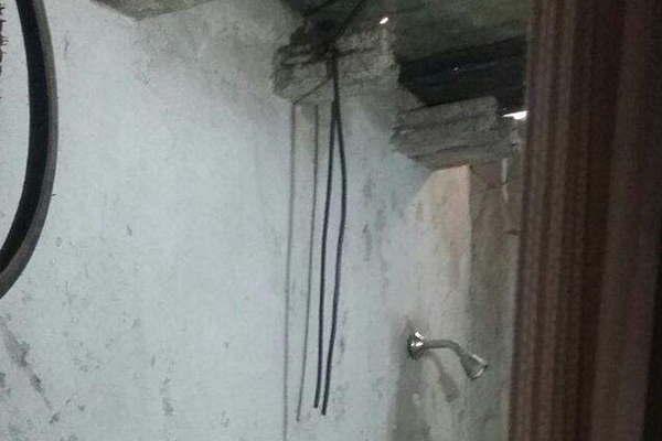 Lo peor- fue al bantildeo y encontroacute a su hijo ahorcado con un cable