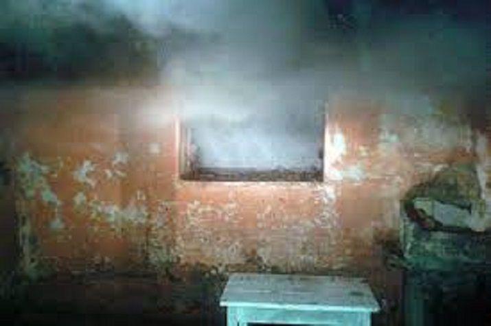 Rescatan a una familia de morir quemada cuando se incendiaba su casa