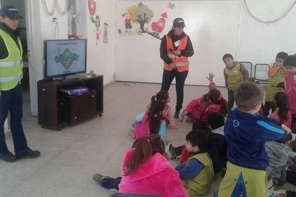 Inspectores de Traacutensito visitaron el jardiacuten de infantes Semillitas